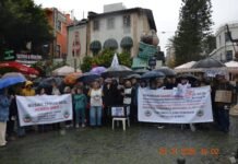 EMEKLİLERİ YAĞMURLU HAVA BİLE DURDURAMADI