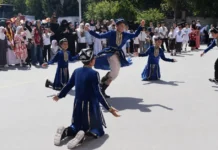 DOĞU TÜRKİSTAN’DA MÜSLÜMAN TÜRK ÇOCUKLARINA EZİYET